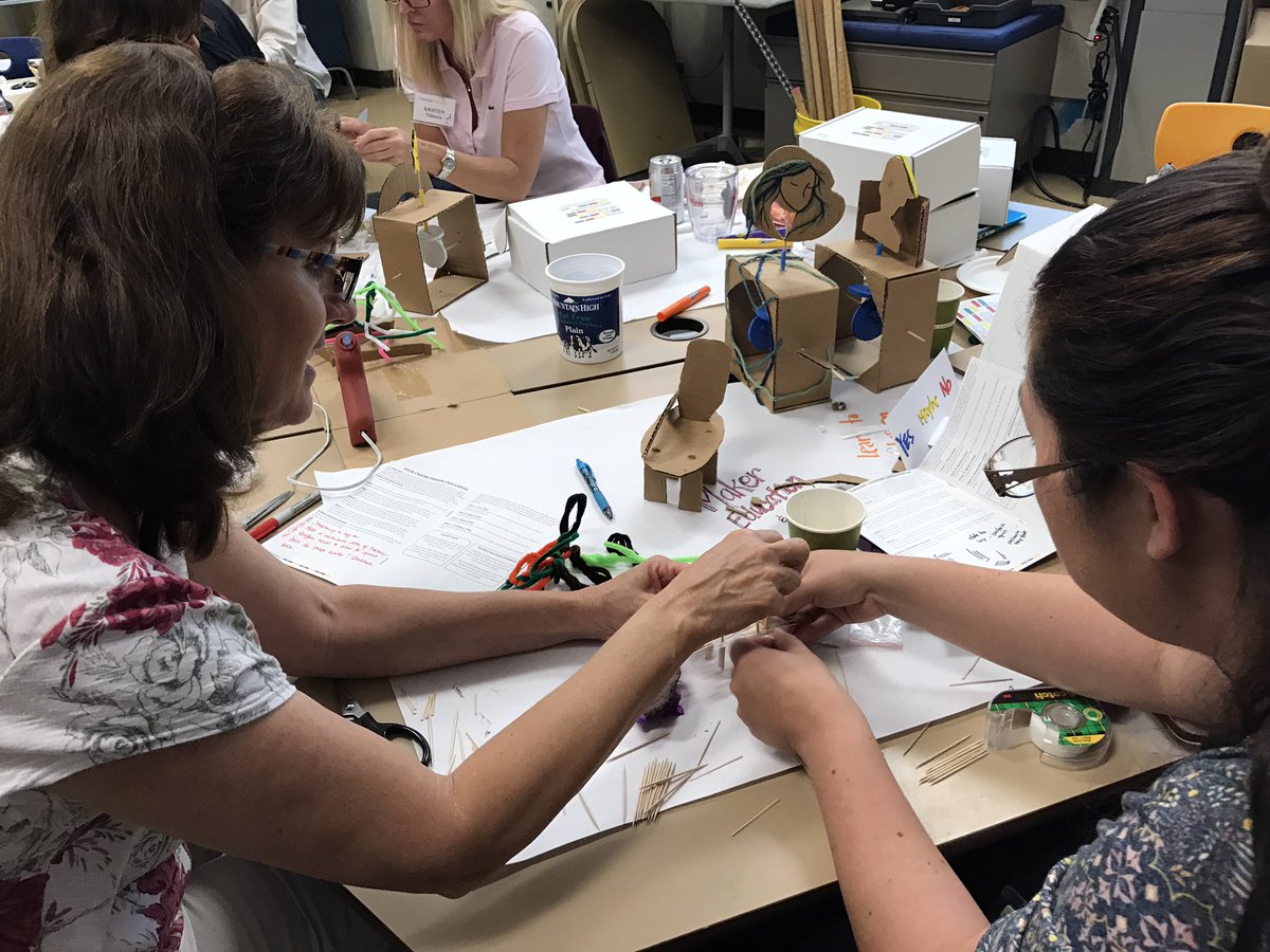 liz_castillo's tweet photo. Tinkering, learning and practicing invention literacy with @makerready @PunahouSchool #makered #makerready https://t.co/ONltU2Vzx5