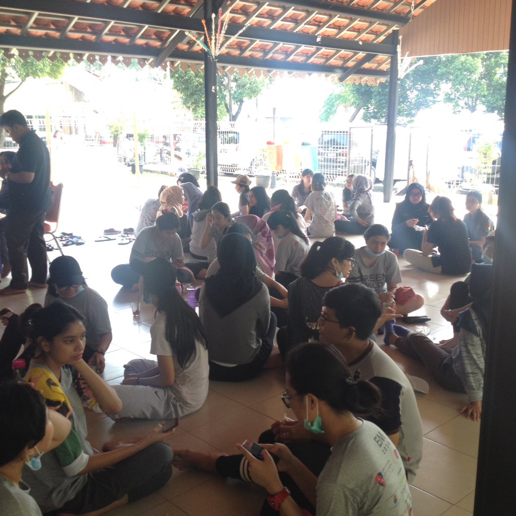 LSPR_4C's tweet photo. Setelah membersihkan di beberapa titik rusun , sekarang saatnya snacktime dari ibu-ibu pkk rusun petamburan #LSPR4C https://t.co/P1XxnFvGjK