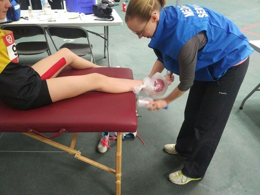 RTharleOluk's tweet photo. One of our #athletictherapists doing some #injurymanagement #RICE #rrig @AATA_therapy #at4all #keytosuccess #yegtrack https://t.co/RwpmuFuqFG