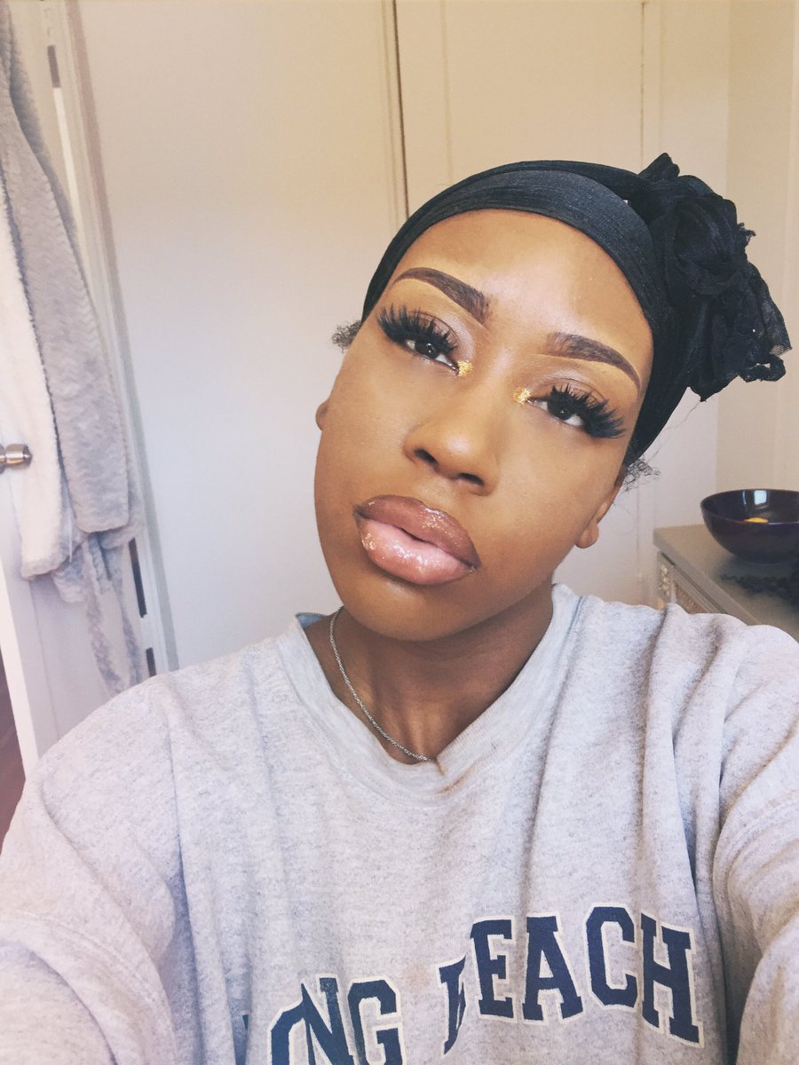 purinsesusempai's tweet photo. Laying my edges, decided to go with dramatic lashes today 💋 #glittermakeup #abh #urbandecay #laprogirl https://t.co/cKmbFP5XJE