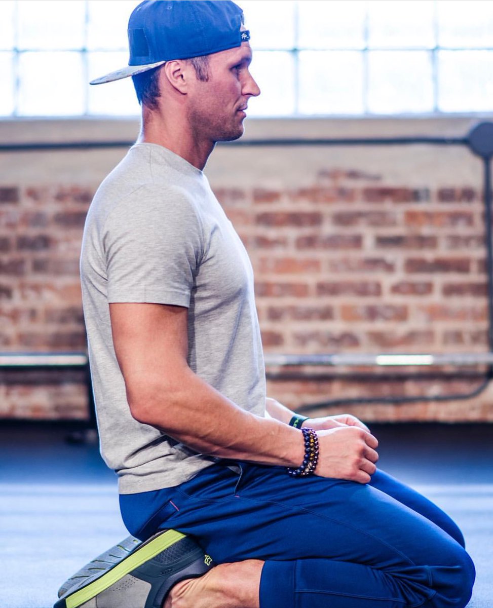 QineticLive's tweet photo. Don't let @nerijus_trainp3 fool ya- he's not resting! Work out with him 24/7 on our iOS app! https://t.co/keIUcW8y5p