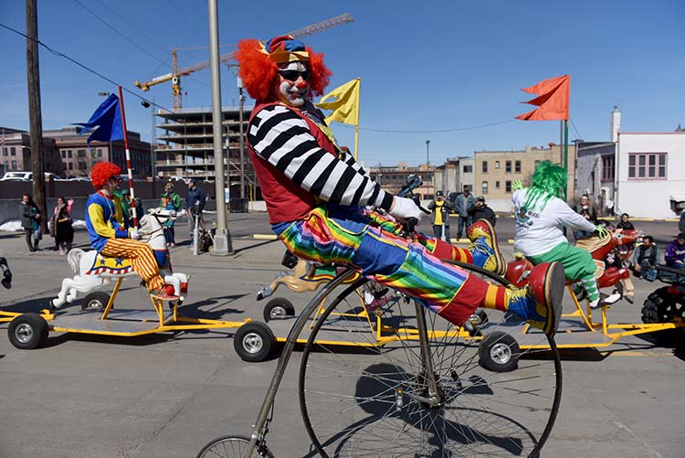 pickjay's tweet image. I guess it was 'Luck of the Irish' for today's #StPatricksDay #parade weather in @dtsiouxfalls PHOTOS: argusne.ws/2nm21tX @argusleader