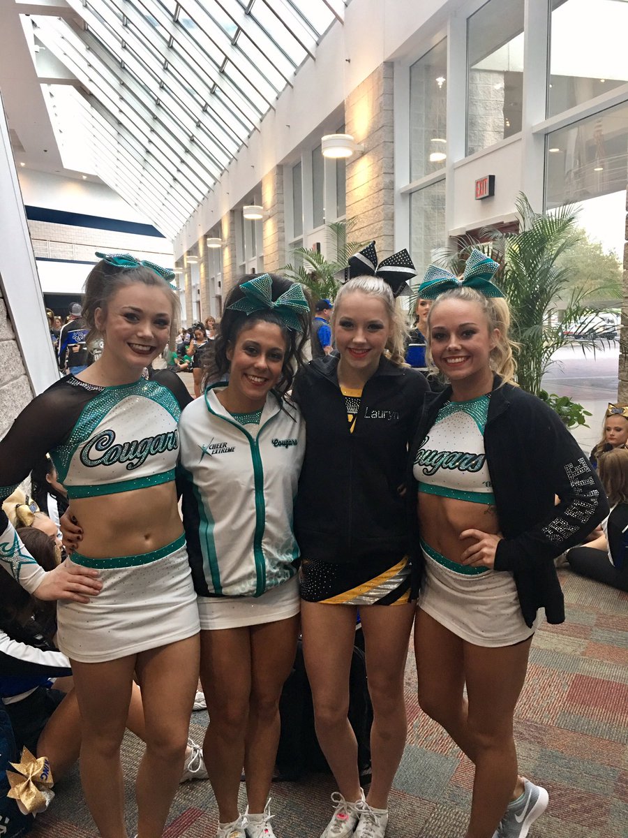 Deannamelton3's tweet photo. Cause who doesn't love @Lauryn_Hughes ❤ miss you squirt https://t.co/GAMNI4LYq9