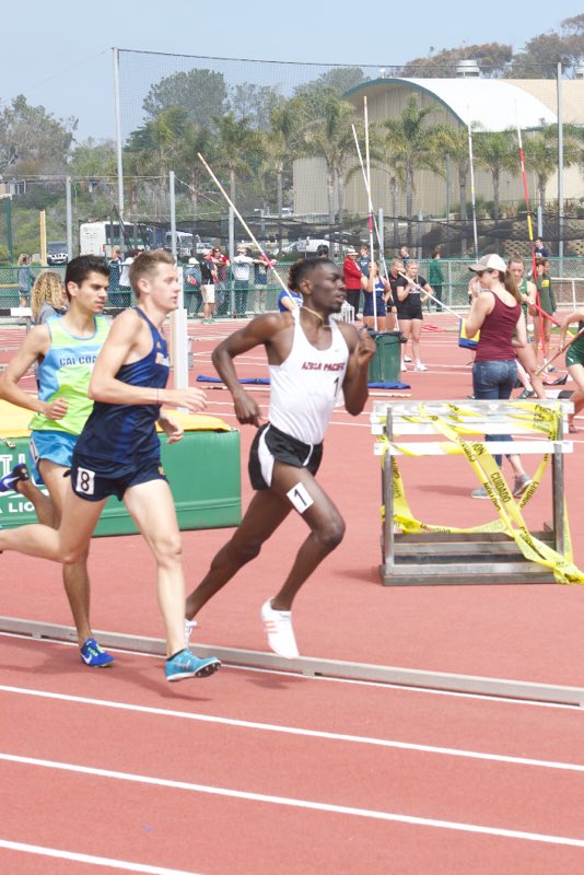 BrookeCaravello's tweet photo. Aaron Potts runs solo for Men's 800 in the first heat. Keeping it tight in the front of the pack. Aaron finishes with a 1:56. #APUTF https://t.co/1ZwxTBZJs7