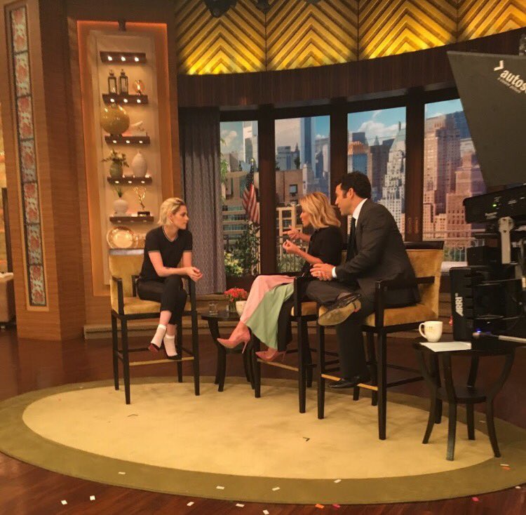 Jenni_Bolt's tweet photo. Still one of the coolest days of my life! #kristenstewart #livekelly https://t.co/SOuYoslYiG