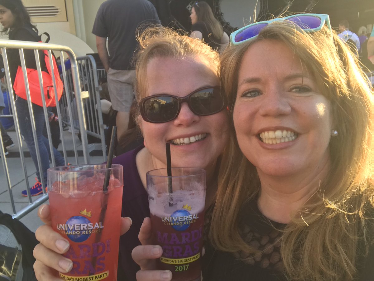 teamgreeneacres's tweet photo. When u r waiting for @jasonderulo 2 come out on stage and say, "Gurl, I want u 2 want me..." @UniversalORL #momshavefuntoo #bff #derulo https://t.co/X9BWnAGTYy