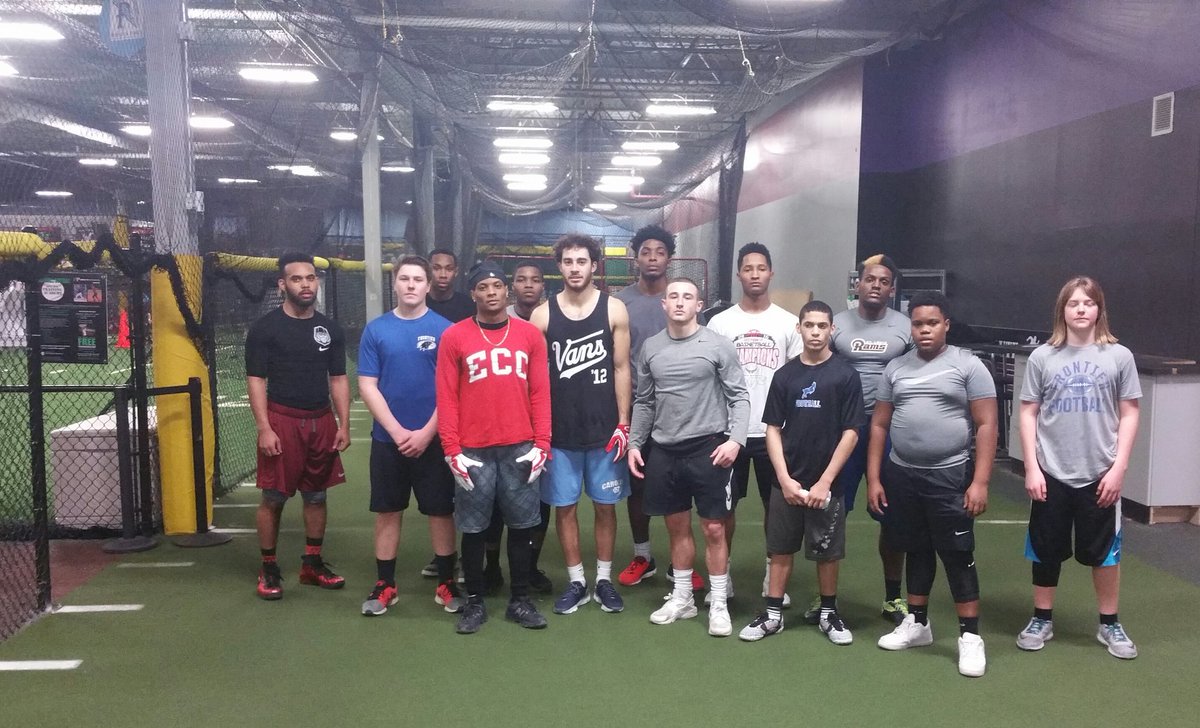 WR_COACH_O's tweet photo. We had a young lb show up and said I wanna some work and boy did he get some today was great #letsgetopen #SFDE https://t.co/k25OBOyrOy