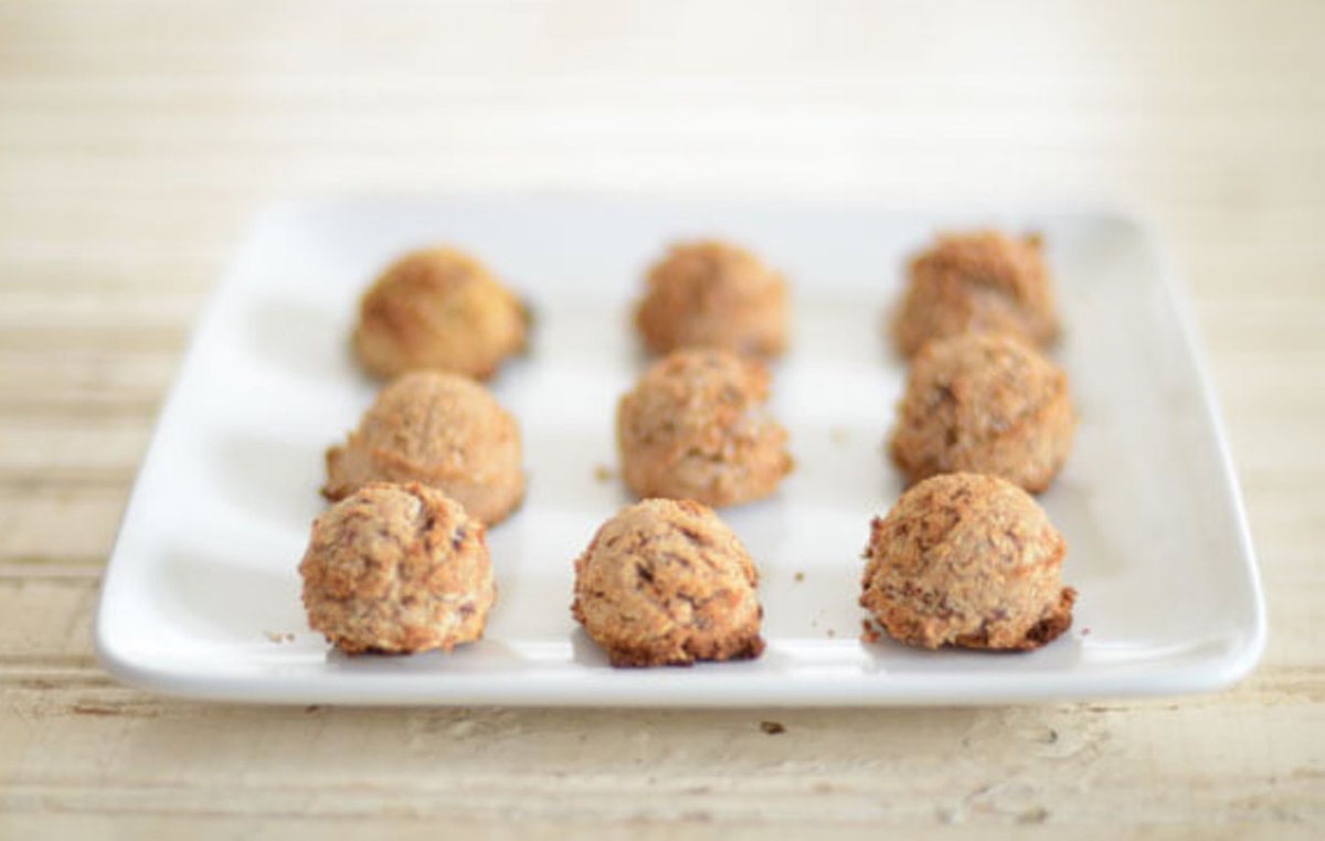 elanaspantry's tweet photo. Almond Pulp Macaroons: https://t.co/CLq2rfa1B3 #5Ingredients #GlutenFree #GrainFree #Paleo #Almond #AlmondPulp https://t.co/nCJaxAPrK8