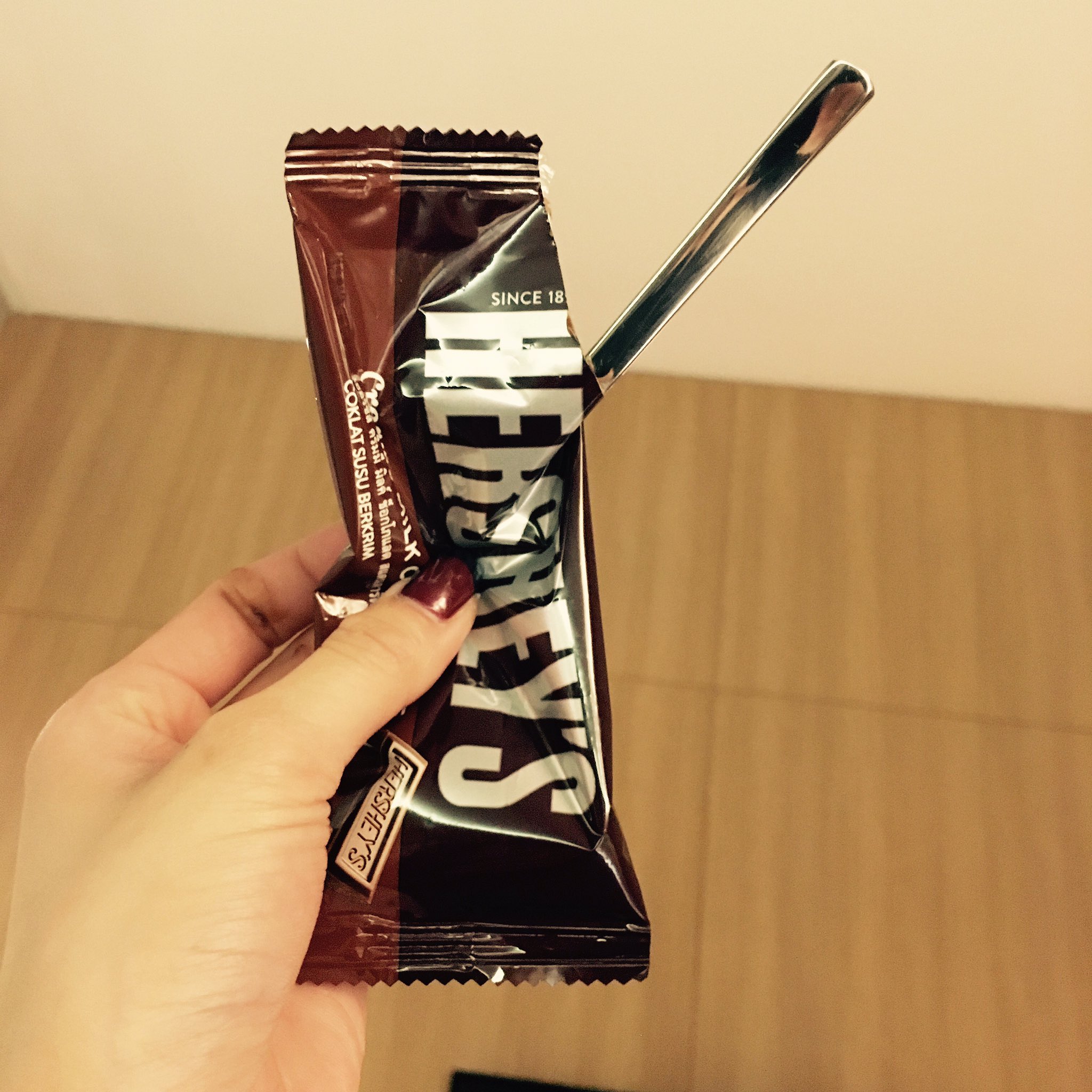 Elisa おはようございまして 海外の板チョコの正しい食べ方を見つけた 1 袋ごとあっためて溶かす 2 ちょっと開けて スプーンを入れる 3 最高においしい Amp 持ち運べる T Co Mhpc6ashqz Twitter Elisa おはようございまして 海外の板チョコの正しい食べ方を見つけた 1 袋ごとあっためて溶かす 2 ちょっと開けて スプーンを入れる 3 最高においしい Amp 持ち運べる T Co Mhpc6ashqz Twitter