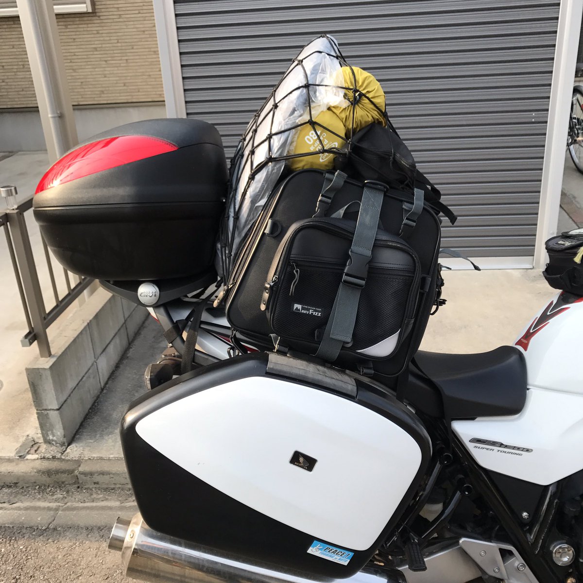 アゴバイカー Twitter પર 積載完了 Cb1300stは標準でサイドパニアケースついてて それにgivi トップケース 大型のシートバッグをつけて さらに上にネットで積載 ちなみに トップケースの中身はすべて薪