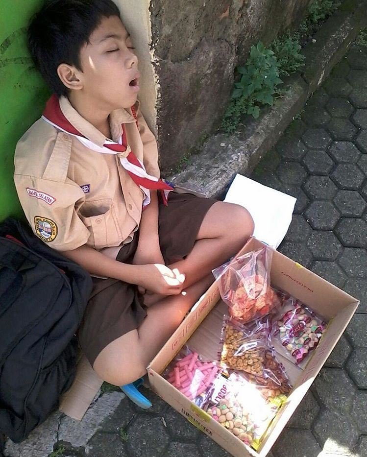 Namanya Abil, pulang sekolah suka jualan di sekitar kampus UNINDRA, Jagakarsa klo kebetulan liat beli yes dagangannya.