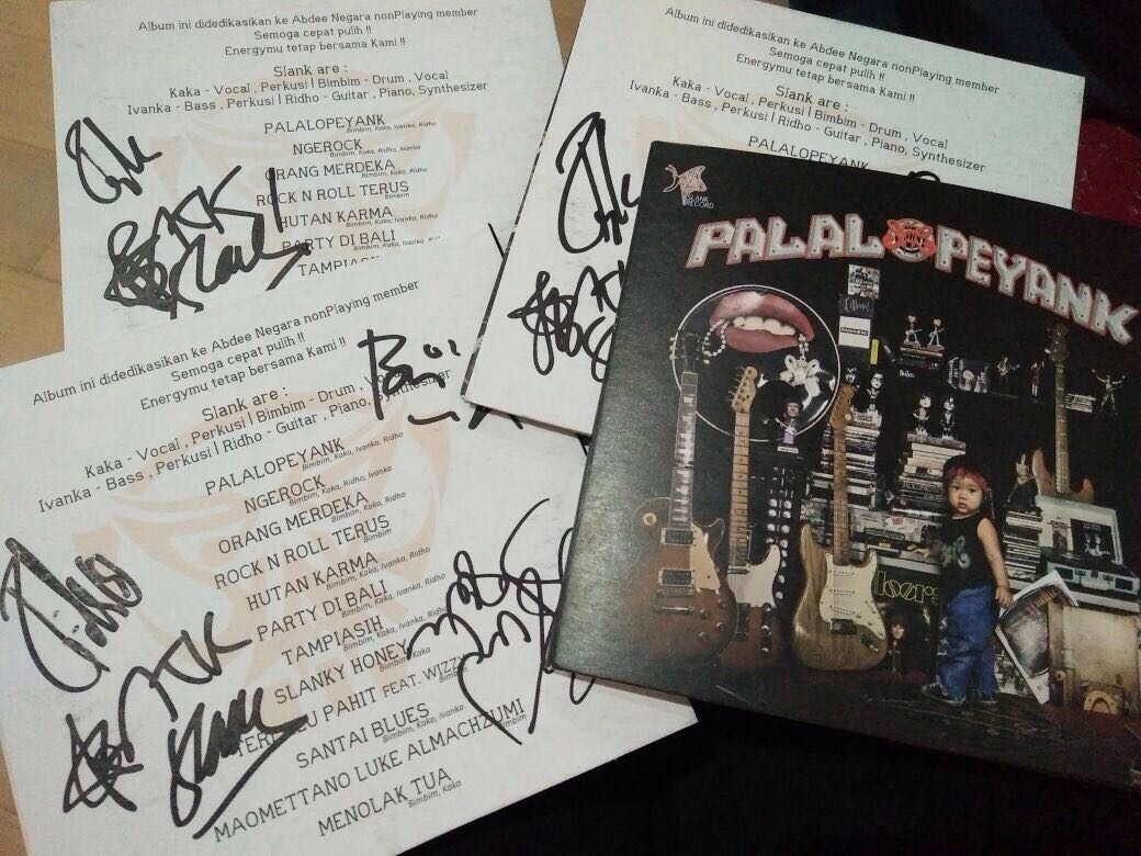 sapa_indonesia's tweet photo. Wow ! hadiahnya kuis #SAPASLANK kece loh, pemenang akan mendapatkan CD album terbaru Slank "Palalopeyank" dan tanda tangan para personilnya https://t.co/FAbBLMlt0U