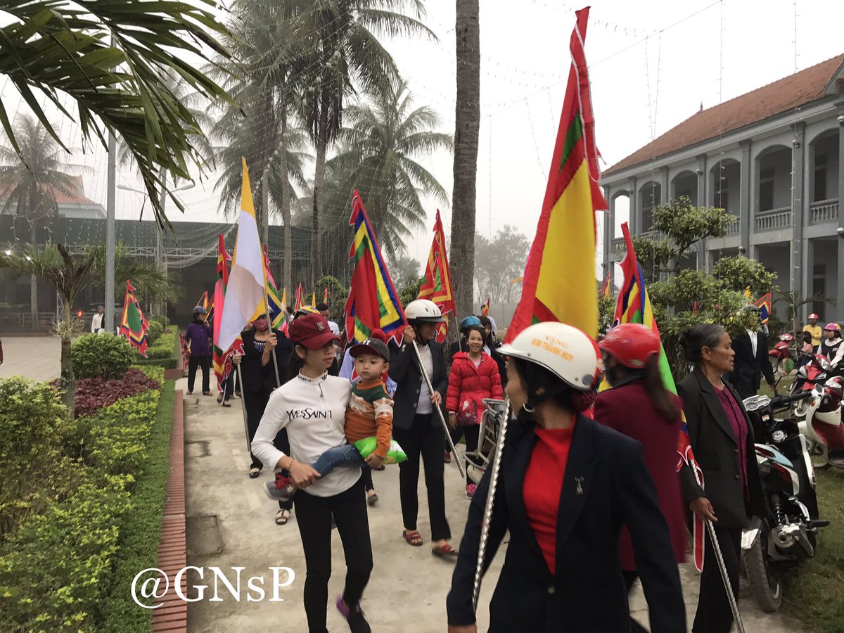 PaulMinhNhat's tweet photo. Now in #Vietnam thousands fishermen & victims of injustice are gathering to pray & protest against wrong policy of gov. #ichoosefish https://t.co/uIBiCJfCPj