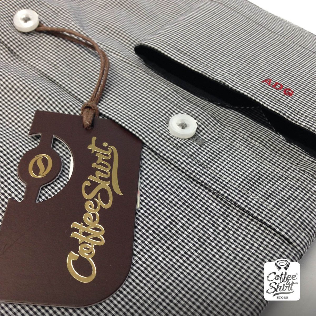 CoffeeShirtS's tweet photo. En #CoffeeShirtStore le damos ese toque especial al personalizar las camisas con tus iniciales. #ModaCoffeeShirt #HechoenColombia #moda https://t.co/0LLaI8Q7YE