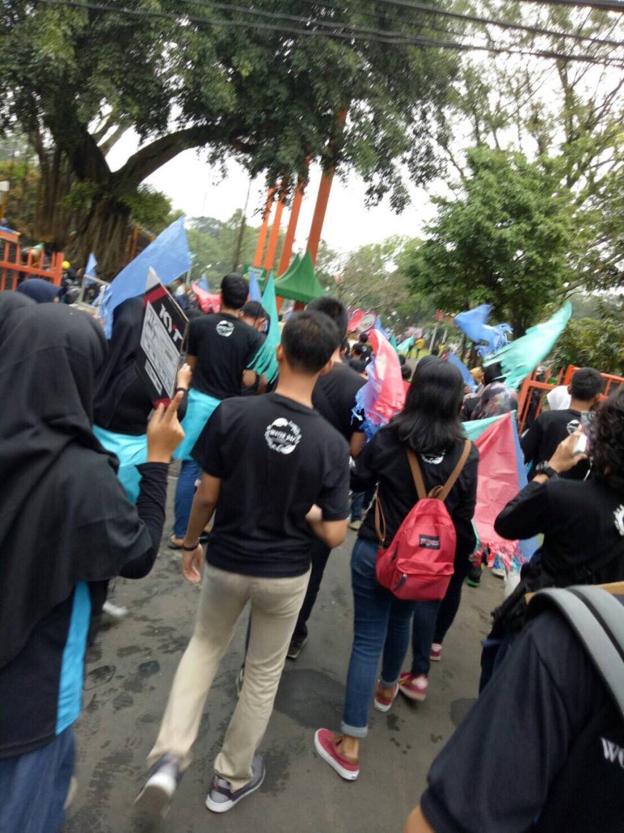 [LIVE REPORT]
Yuk buruan ke alun-alun!! Lagi berorasi tentang pentingnya air. Yuk datang dan seru2an bareng kita😉