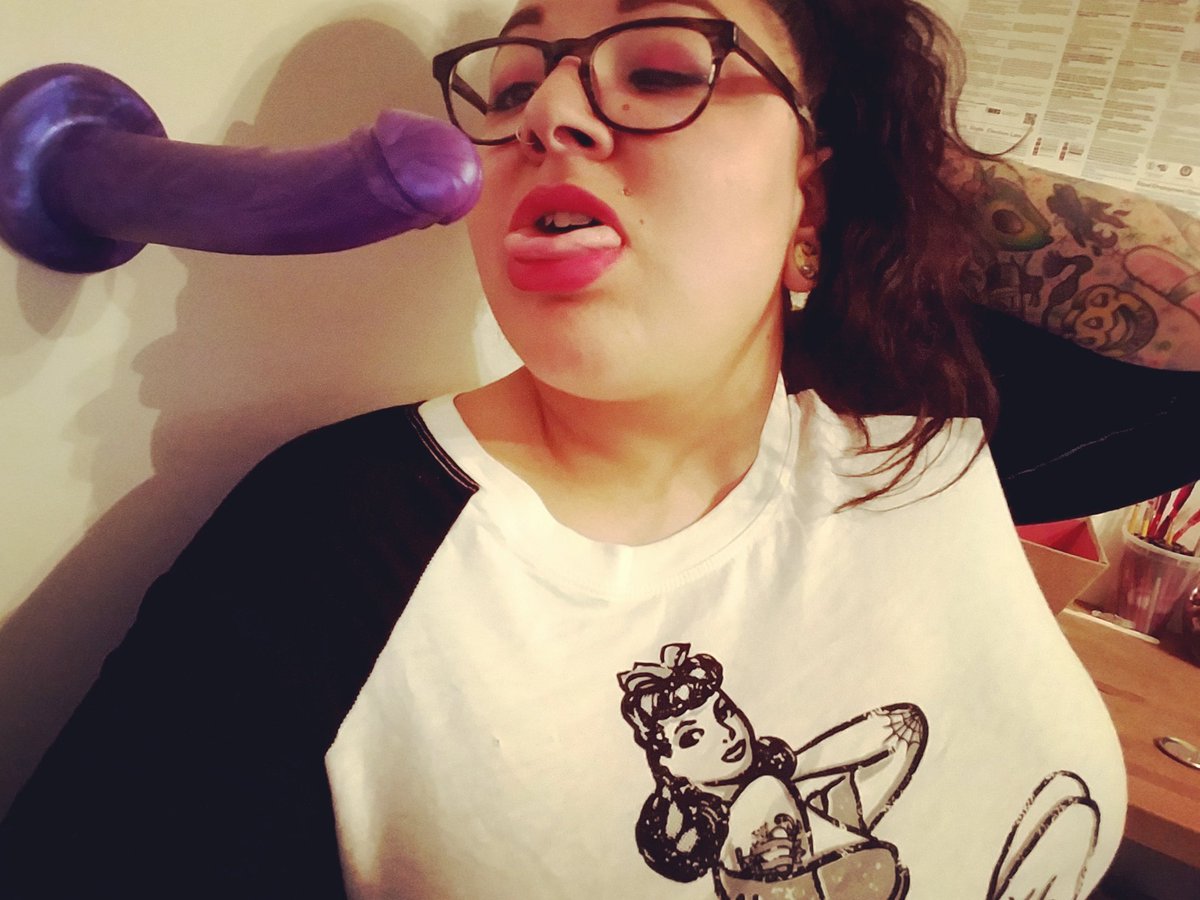 chloe_venom's tweet photo. Is this not what you do at your job? Cause this is what I do at mine. #professionalpervert #camgirl #bbw #inked #tattooed https://t.co/XK5AbysMhJ