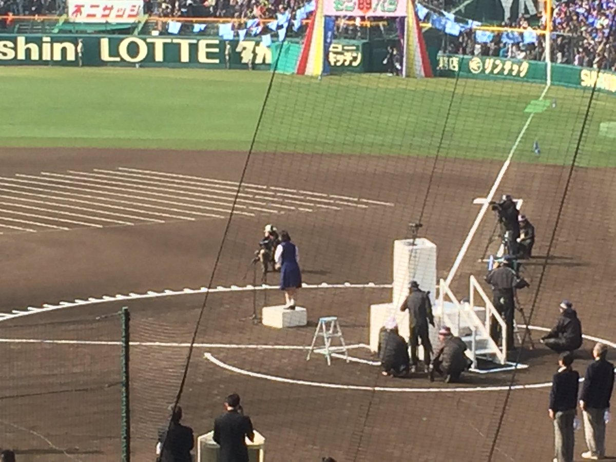 iwateken_oosaka's tweet photo. 第89回選抜高校野球大会開会式。
国歌独唱は、岩手県立不来方高校３年の竹内菜緒さん。素晴らしい歌声に感動しました。 https://t.co/opj4vHp2uQ