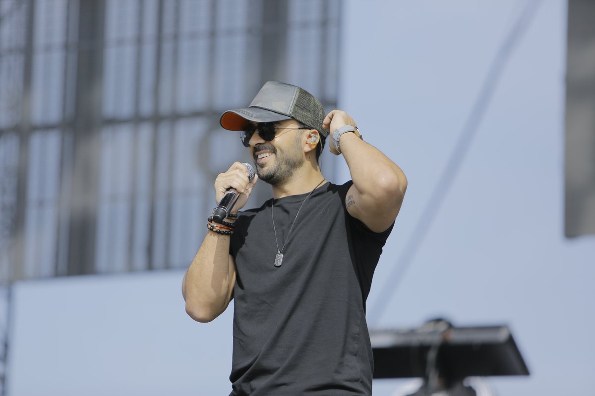 LFestival's tweet photo. @LuisFonsi ensayando para su presentación esta noche. ¿Que canción quieres que cante esta noche? https://t.co/01F7pua59w