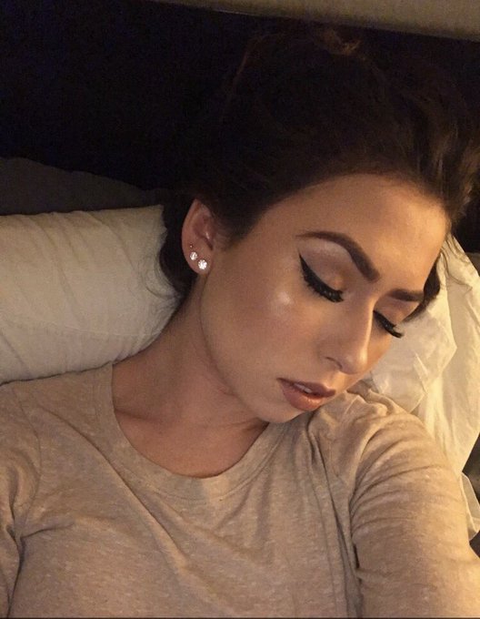 Cramping v bad and rly don't want to leave my bed but I somehow managed to do my makeup while laying<a href="/tag/ir"class="tags"><span>#ir</span></a><a href="/tag/creampie"class="tags"><span>#creampie</span></a>