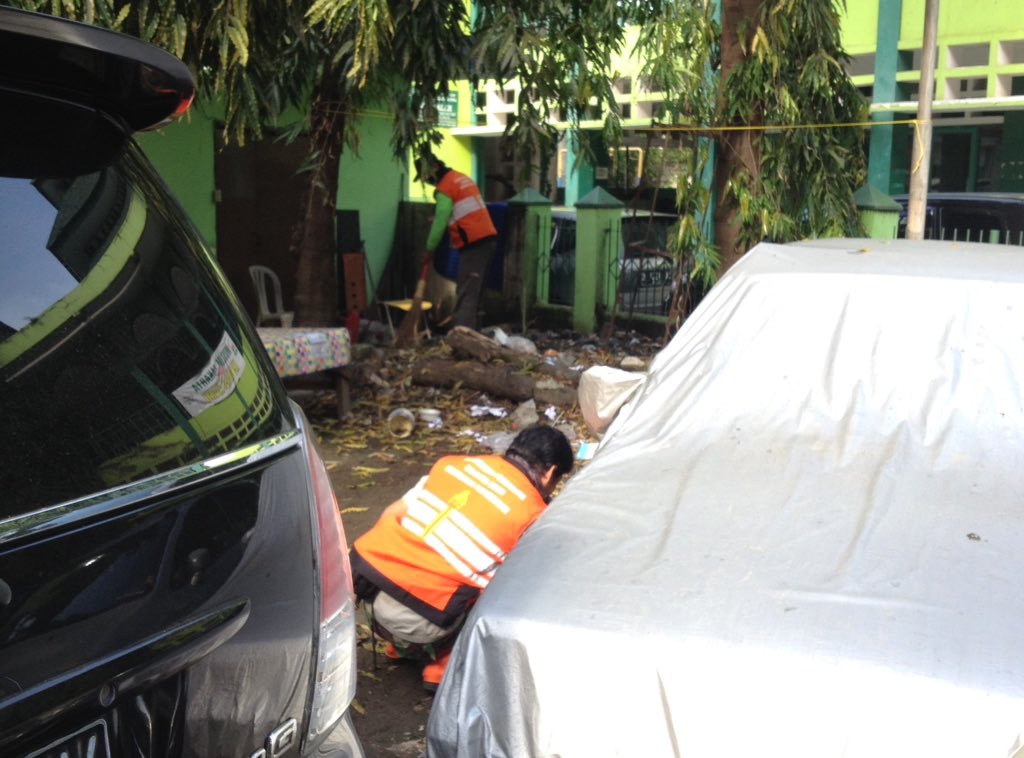 LSPR_4C's tweet photo. Dinas kebersihan Jakarta turut serta membantu kerja bakti #LSPR4C https://t.co/Bxy1R9Cvae