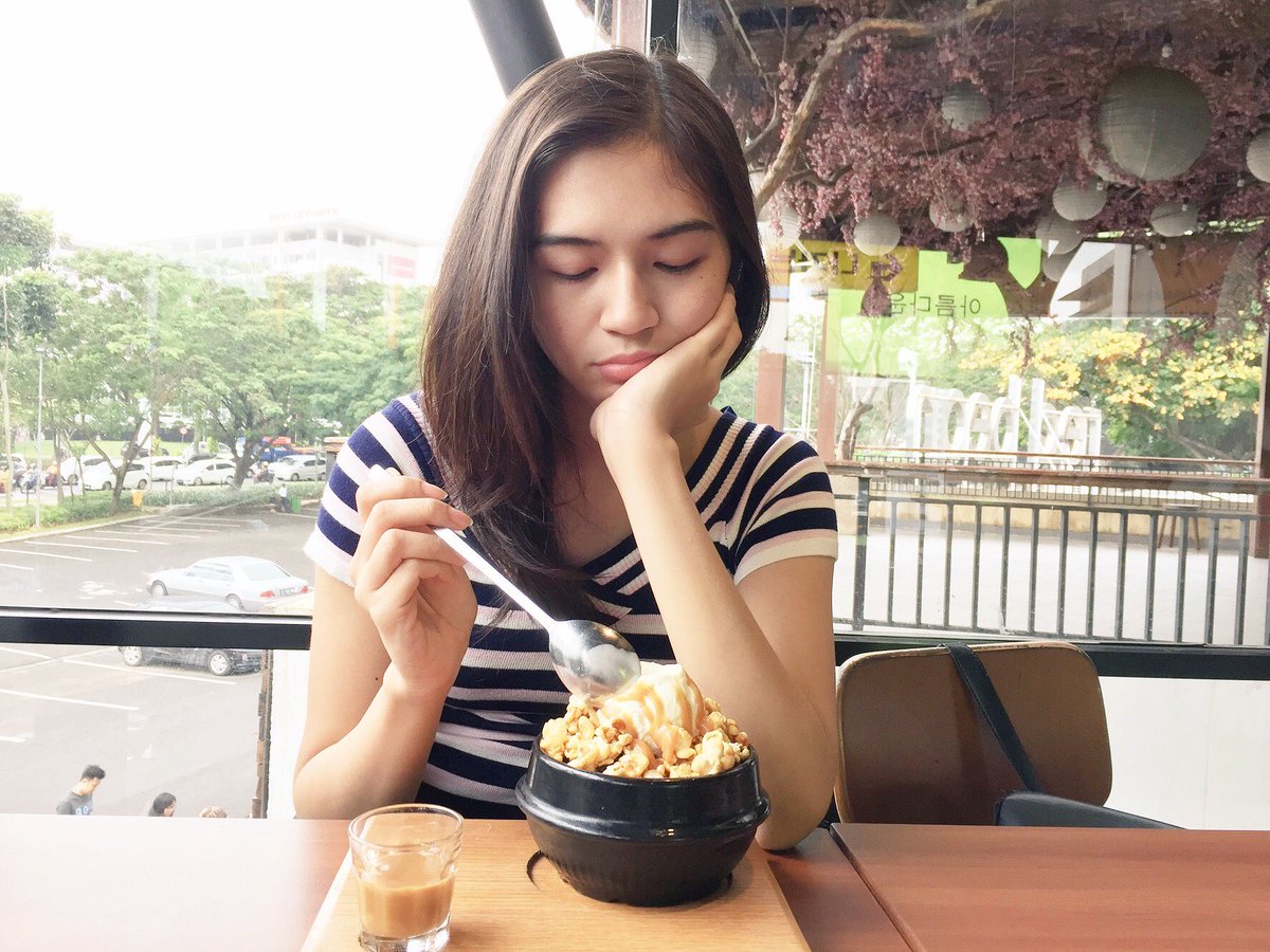gabywarouw4's tweet photo. Contoh gak baik memulai pagi hari: cemberut. Jangan lupa bahagia yaaa, happy sunday💕 https://t.co/qcusYAJpJ7