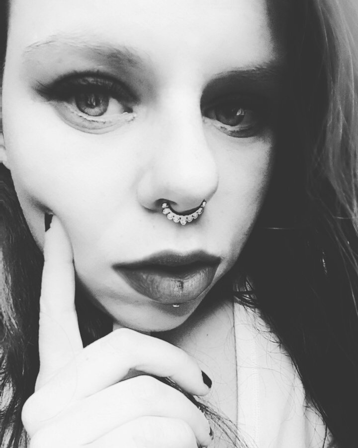 BathorysBlood's tweet photo. #luciferian #bloodprincess #hailsatan #lucifertakemyhand #lefthandpath https://t.co/s1t74UeHop