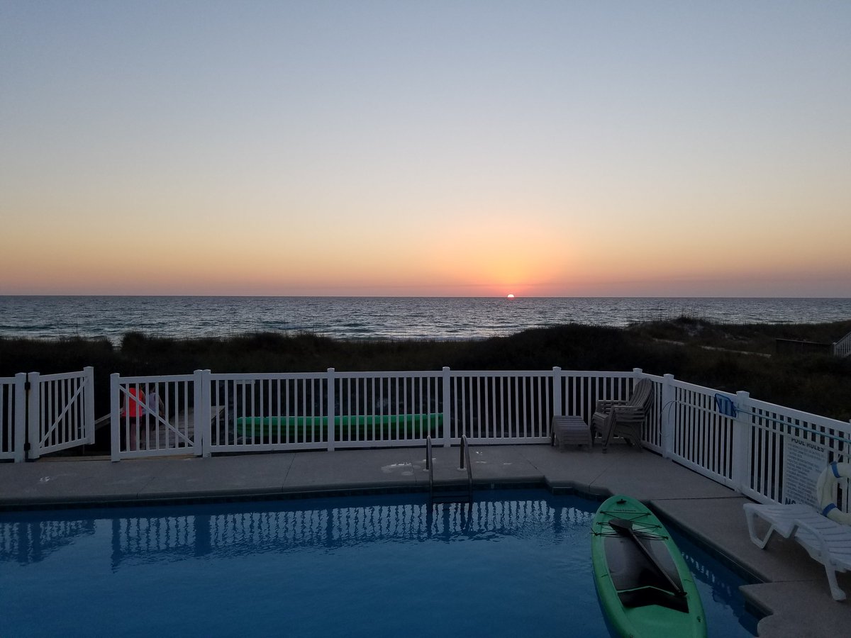 T_hankHavens's tweet image. Yeah that's right.    The kids put a paddle board in the pool!  #parentsonbreak!  #firstsunset