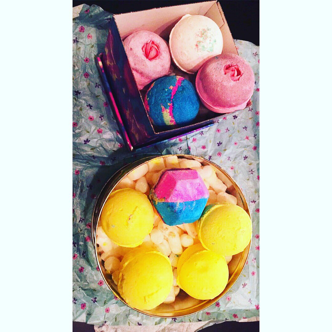 mandaxface's tweet photo. Fully stocked 😍💖🛁 #Lush #Sexbomb #Intergalactic #TheExperimenter #Sakura #Fizzbanger https://t.co/vNesVn2ECT