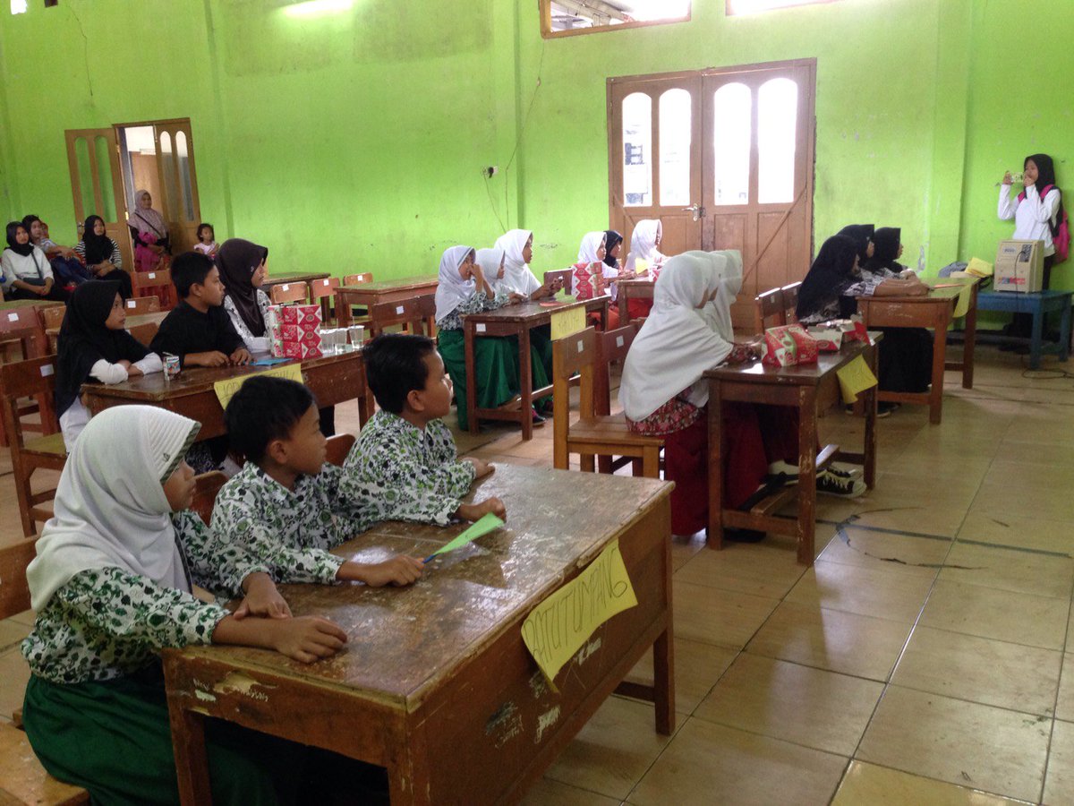 Gizi_EsaUnggul's tweet photo. Lomba cerdas cermat 6 team yg lolos ke babak 2 yaitu karoya, batu tumpang, sukahaji, cadasmekar, warung jeruk, cadassari #KKNGizi2017 https://t.co/XOqWvvY5o7