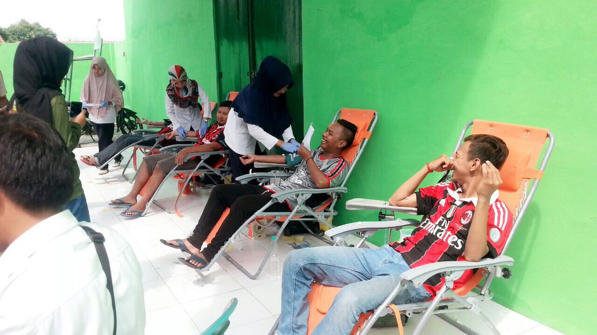 Masih di lokasi Donor Darah area <a href="/MI_Sampang091/">Milanisti Sampang</a> sementara sudah terkumpul 8 kantong darah #anniv14MI #madurasettong cc <a href="/MilanistiOrId/">Milanisti Indonesia</a>