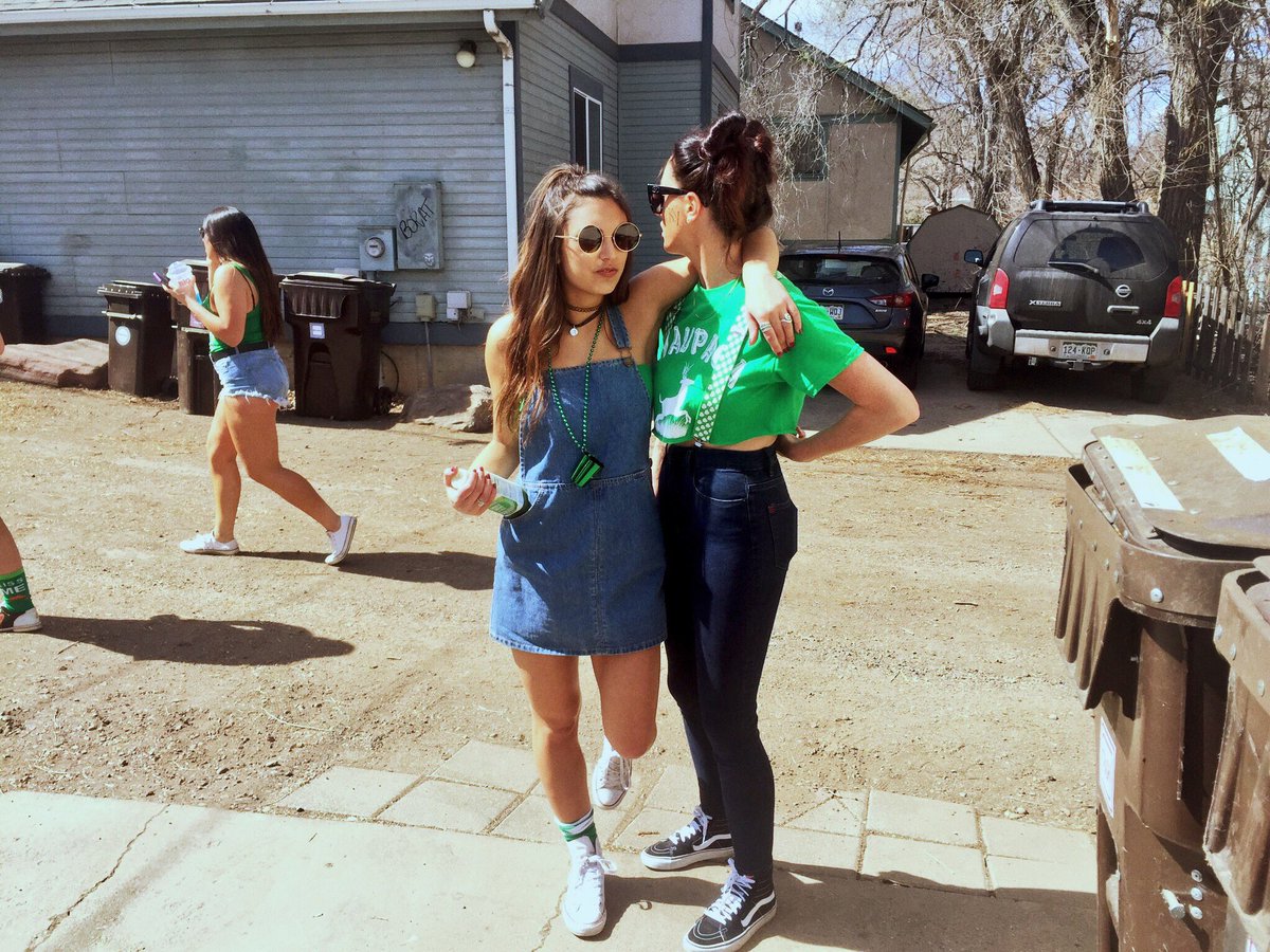 ___anna___xx's tweet photo. when homie tells u a baddie wit a fatty is walkin by👀😩💯💦 https://t.co/67Q55xBKPn