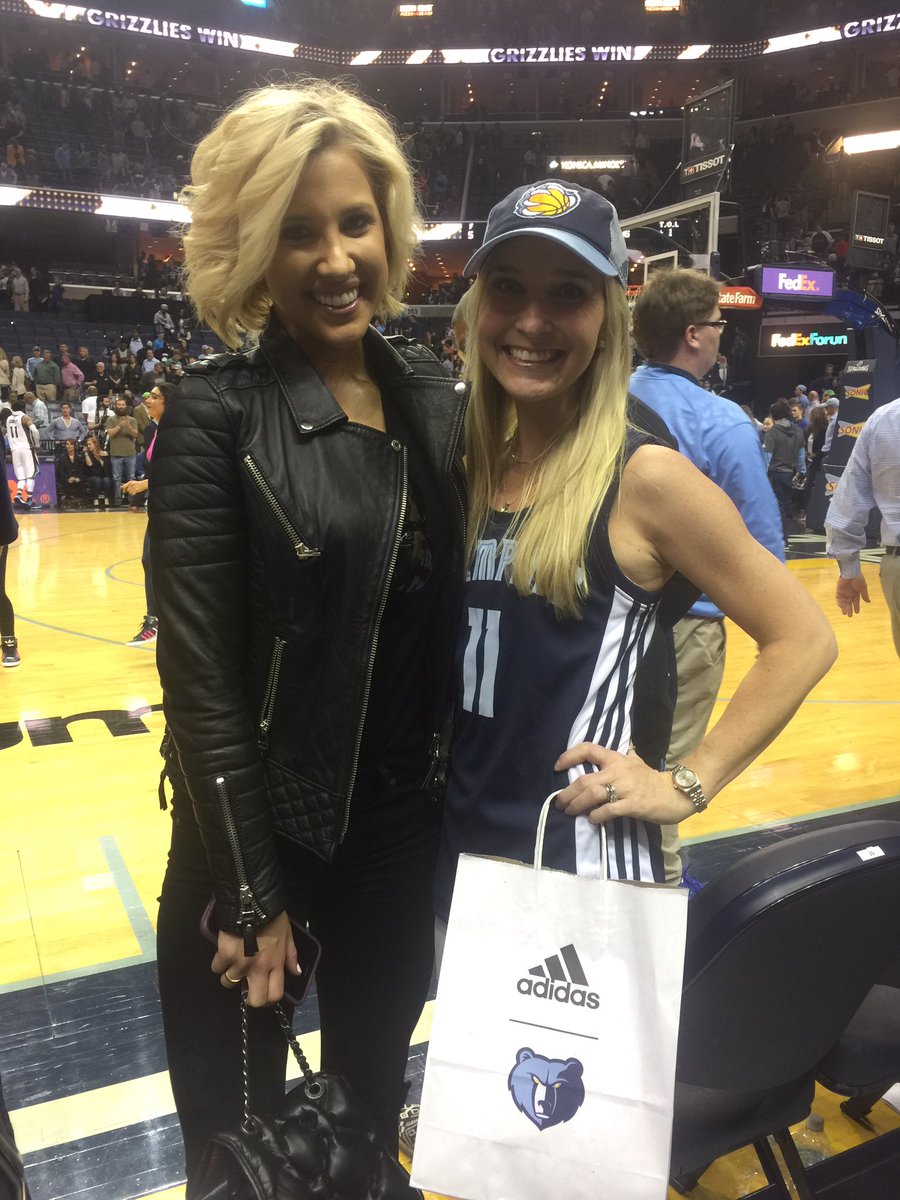 MaryAustinSmith's tweet photo. This lovely lady couldn't have been sweeter when I asked for a picture. So gracious and so lovely!! #ChrisleyKnowsBest @_ItsSavannah_ #gng https://t.co/UgNxKgu8xo