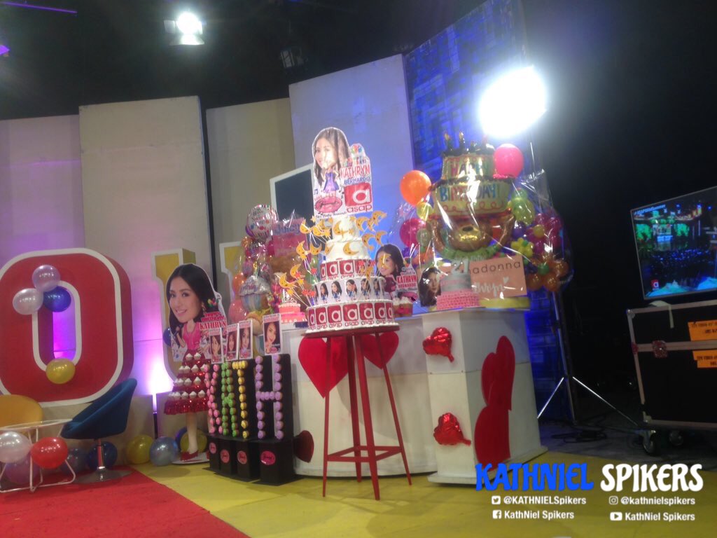 KATHNIELSpikers's tweet photo. Cakes for our birthday girl @bernardokath 🎂❤️ #KATHRYN21stBdayOnASAP 

KathNiel ASAP Wild Summer https://t.co/uylZrPujoQ