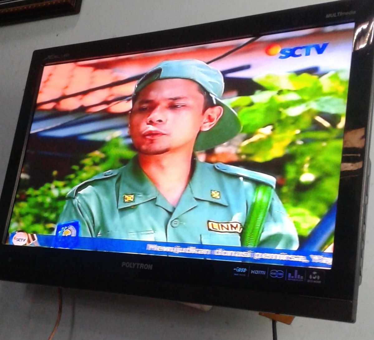 AnityasL's tweet photo. pas nonton ftv, eh liat bang @adjisdoaibu jadi hansip, gaul bener make topinya dibalik π #hansipgaul #kepsir https://t.co/N9iozBh8ay