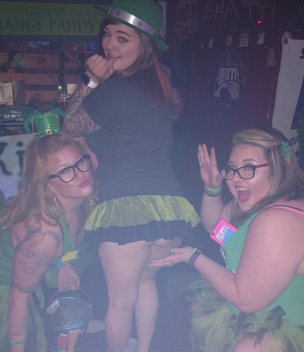 ChiveBatonRouge's tweet photo. Praise the booty. https://t.co/pXknQnhFe3