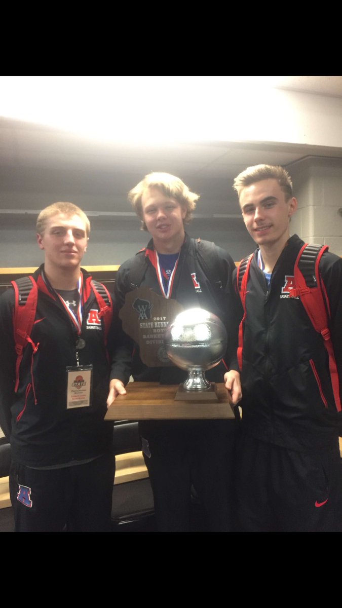 jonathanchycins's tweet photo. Thank you seniors and everyone else on the team for making this an amazing season. Wouldn't want to end the season with anyone else❤️ https://t.co/rQyH7DpAHi