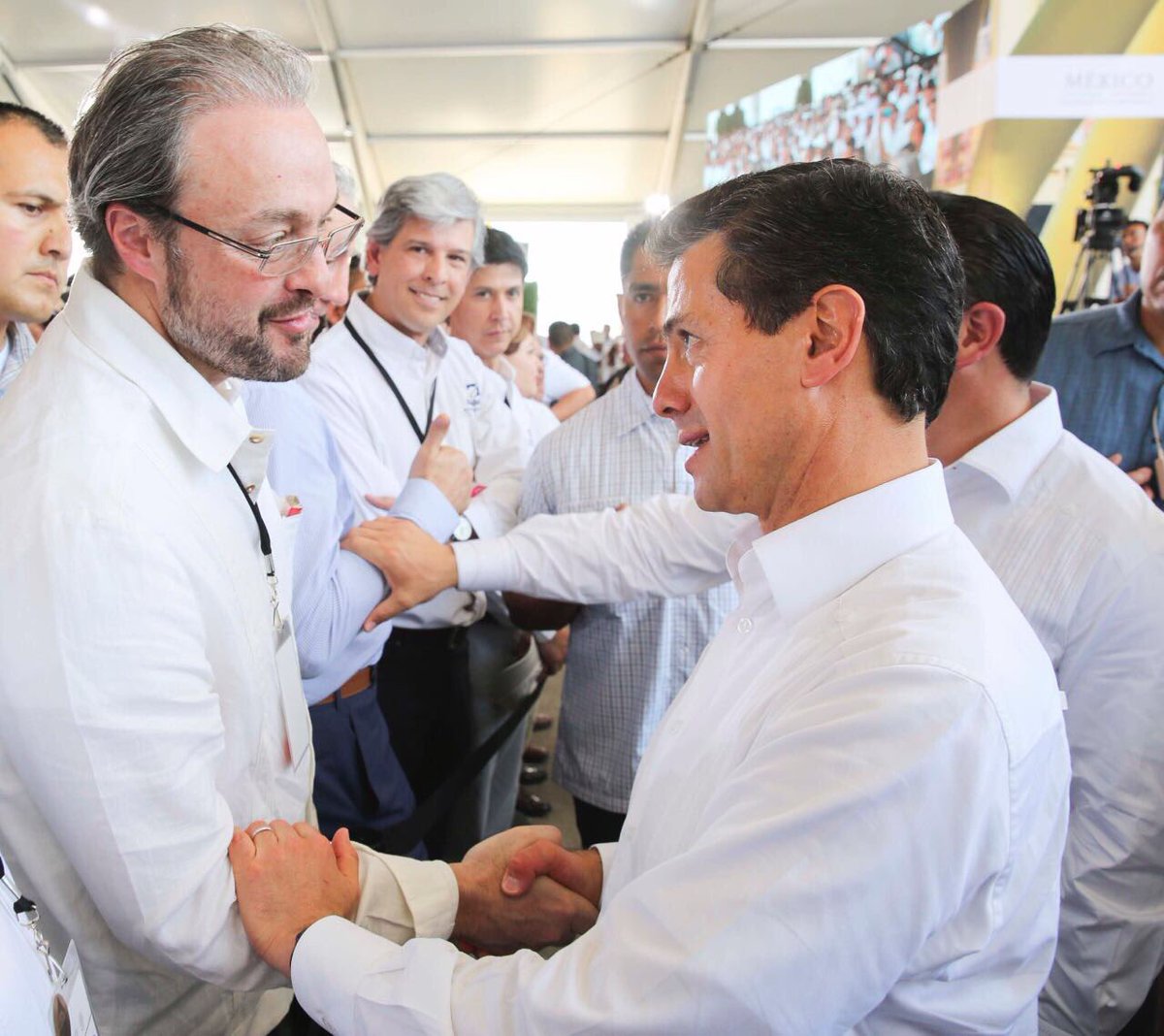 juanc_acra's tweet photo. Hoy asistí a la Ceremonia del 79 Aniversario de la #ExpropiaciónPetrolera. @EPN https://t.co/iiNggWhtim
