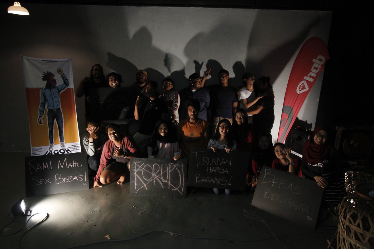 SekutuGhuraba's tweet photo. #TeaterJagohKampung 

Malam akhir kami berada di Paroi. 

Tiket RM15
Jam 8.45 Malam

#SeniUntukUmat https://t.co/3UtfqCNQME