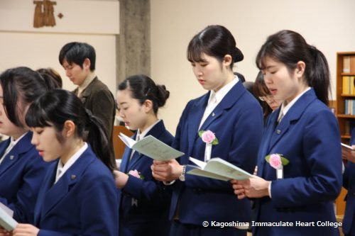 鹿児島純心女子短期大学 平成29年3月19日 日 鹿児島純心女子短期大学 平成28年度 生活学科第56回 英語科第37回卒業式 を挙行しました 卒業式の前に 学園聖堂で 卒業式感謝のミサ が行われました
