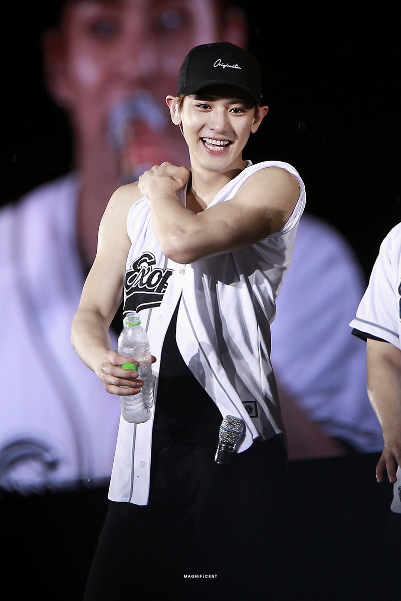 mdzlhcy_'s tweet photo. HQ พี่ชานคอนเมื่อวานคือดีมากจริง พี่ชานโคตรหล่อโคตรเท่ ละพีคมากคือกล้าม ฮืออออ จาเปงลมมม ผัวคัมแบค ปรบมือรัวๆ55555555 👏👏💘💘 https://t.co/hxdDJaAu9j