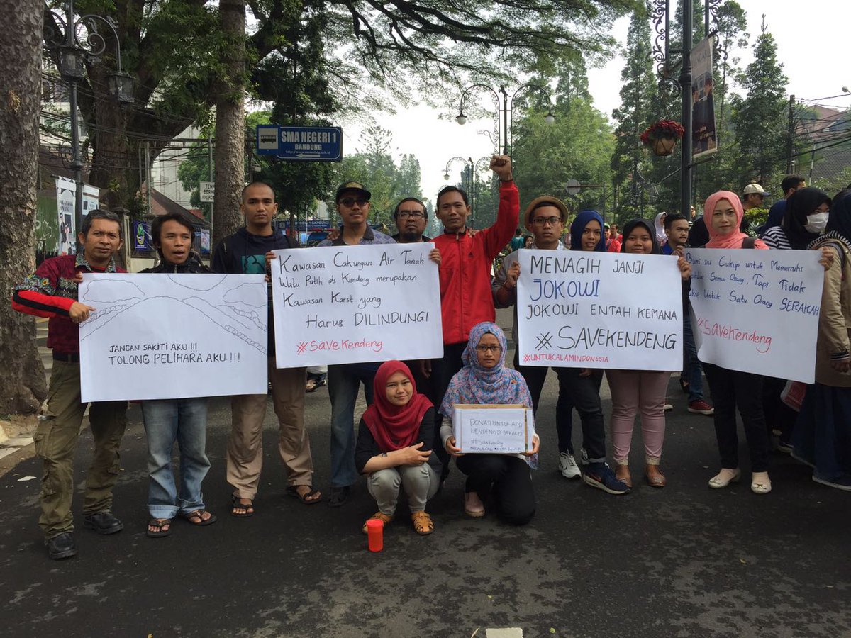 omahekendeng's tweet photo. Pak @jokowi ,ini solidaritas dari #Bandung untuk #Kendeng #DipasungSemen2 https://t.co/BOOjPumIyY