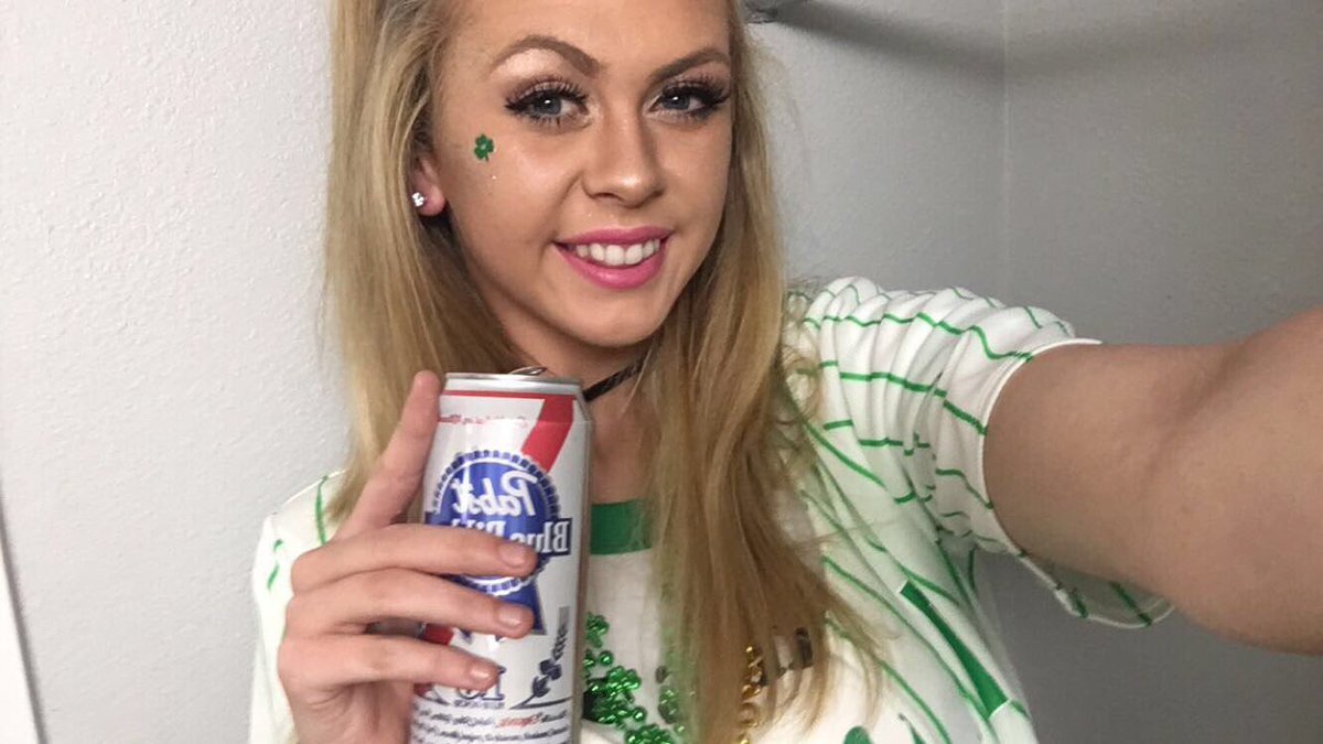 Ashtin253's tweet photo. Had such an amazing night with amazing ladies 🍀💚 #shamROCK #sdfun #irishpride https://t.co/ookDSYzz4K