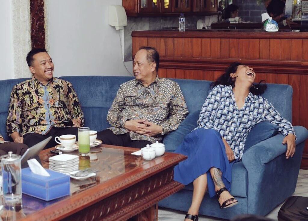 Gaya Nyentrik Susi Pudjiastuti, Menteri Gaul Masa Kini