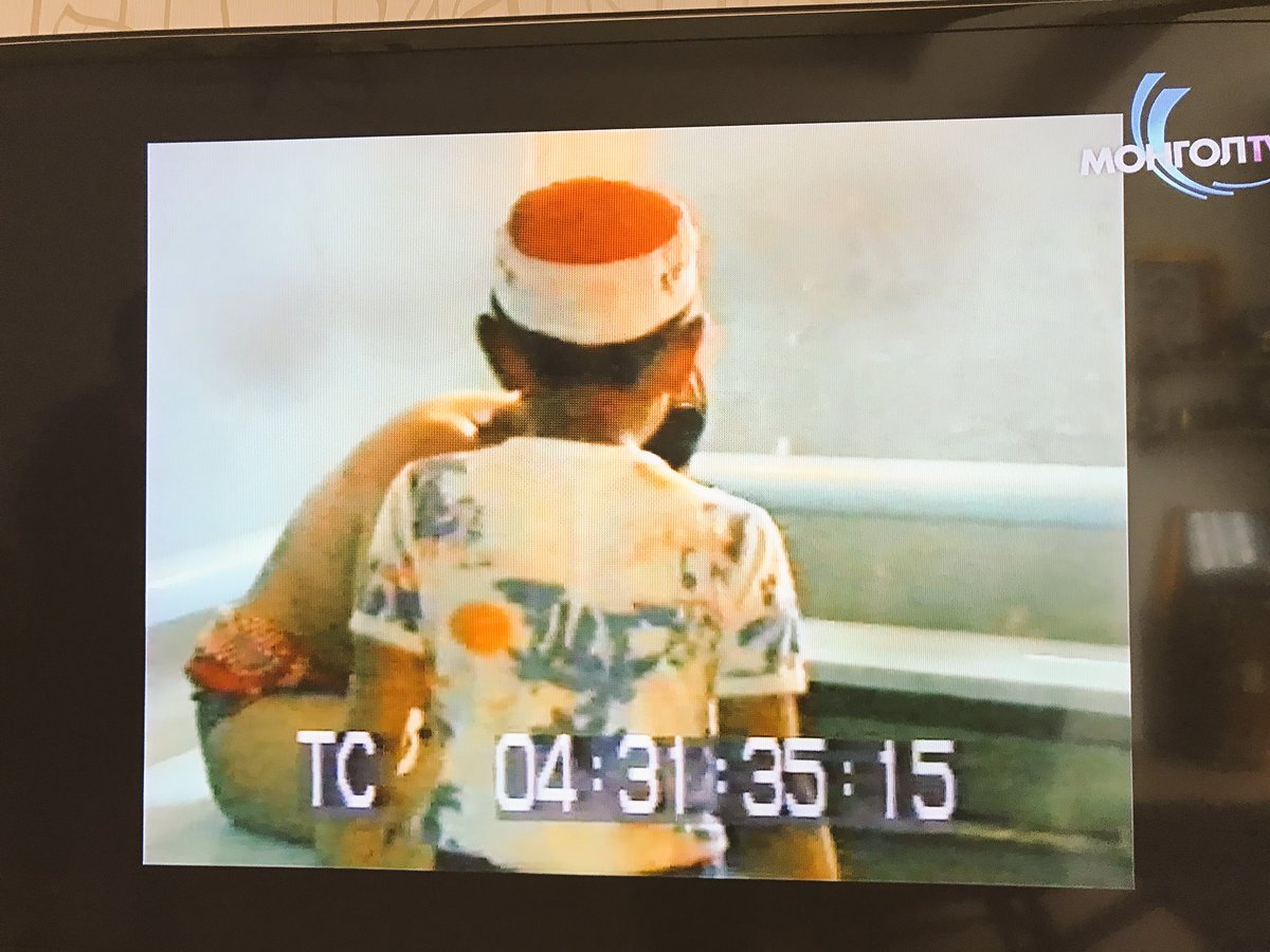 hero_bbaatar's tweet image. Аваргын 100н эрхэм дээр 70жилийн ойн бөхийн тухай хэсэг дээр аваргын сэтгэлийг засаж байгаа хүү (одоо том залуу)болсон байх холбоо баринуу?