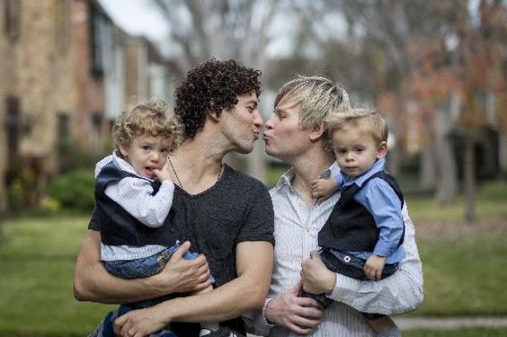 взрослый мальчик. взрослые как дети. включи взрослый мальчик. фон для мальчиков однотонный. мальчик с велосипедом / le gamin au vélo (2011, бельгия).