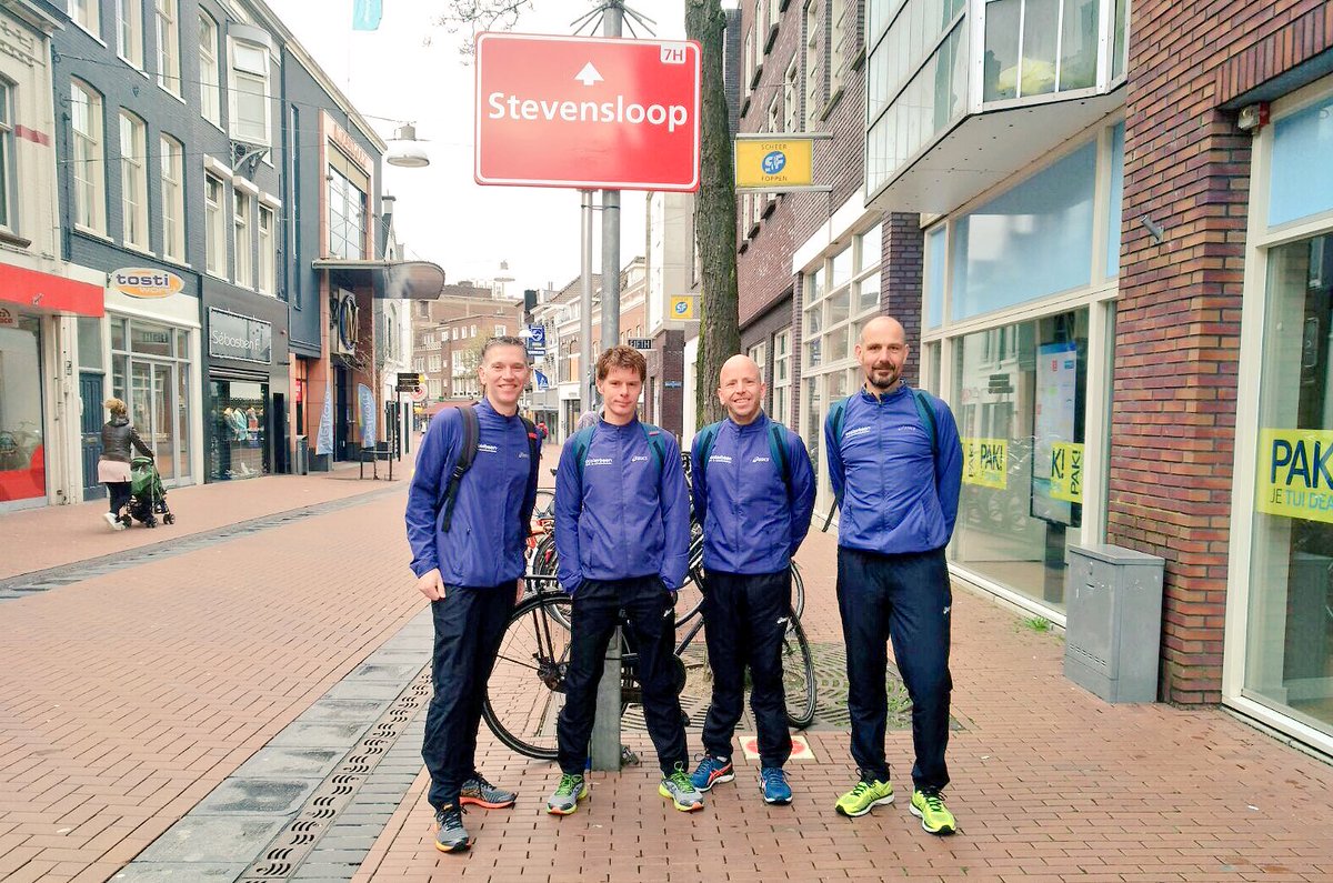 De mannen zijn op weg naar de start @Stevensloop2017 . Go get them boys!! <a href="/runningdave76/">Dave Molenaar</a> @JoArt_writes <a href="/JaccoHeijblok/">Jacco</a> #Project2uur59