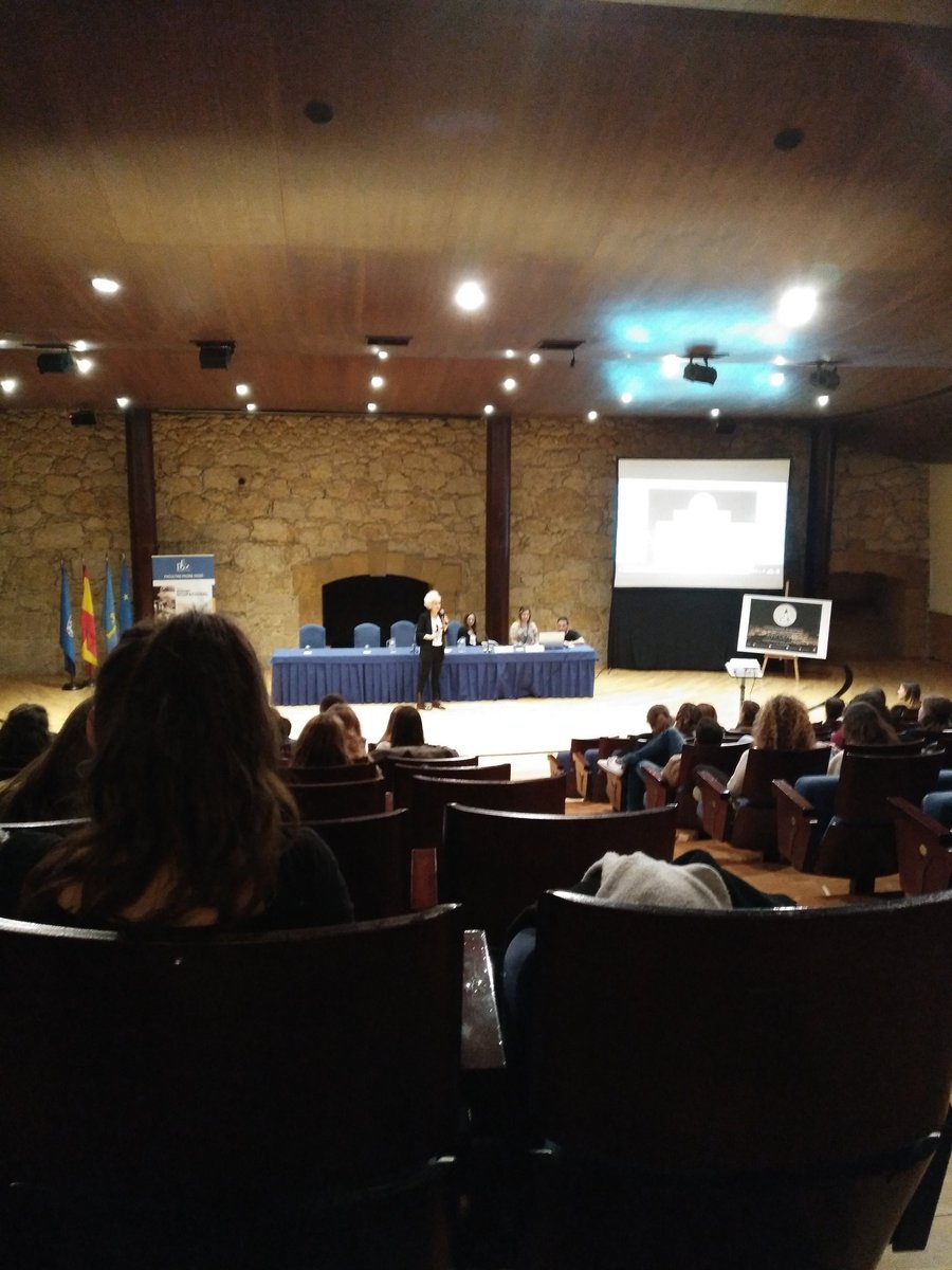 Beatriz Álvarez de la Fuente en su aportación a la Mesa de Geriatría