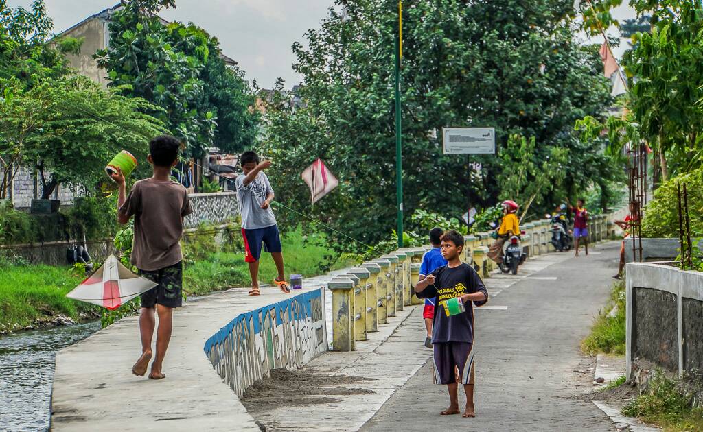FindingBeyond's tweet image. Kite flying is serious business in Java. Darren nearly crashed one into the river 😂 #wonderfulIndonesia #visitjava #locallife