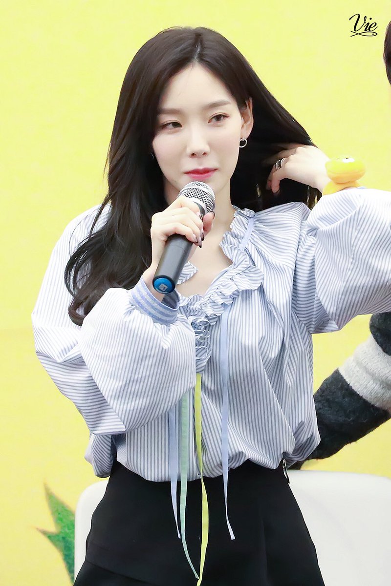 [PIC][17-03-2017]TaeYeon tham dự buổi Fansign cho "MY VOICE" tại COEX MALL Live Plaza vào tối nay - Page 6 C7R5zsTVsAAT3lg