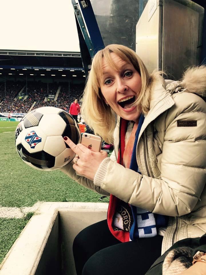 Lindabremer1's tweet photo. #hee-fey. Collector's item! Winnende doelpunt bal. Hoe smokkel ik deze mee😂 https://t.co/khShEZ6RYK